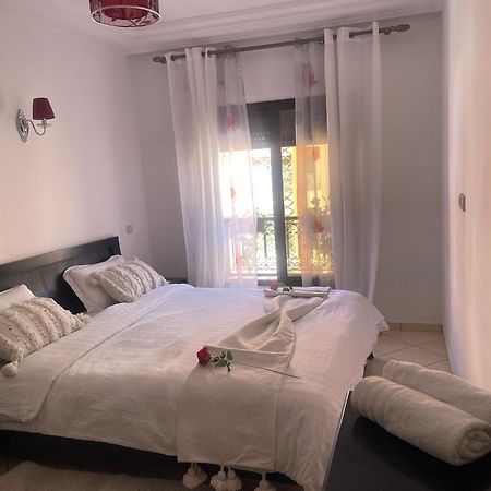 Magnifique Appartement Spacieux Confort Propre Familial 2 Chambres Salon Et Salle A Manger A 20Mn A Pied De Place Jemaa El Fina 4 Piscines Dans Espace De Golf A 12 Mn En Voitures L Entree Est Gratuit Pour La Clientele Ouvert Entre 10H Et 20H Marrakesch Exterior foto