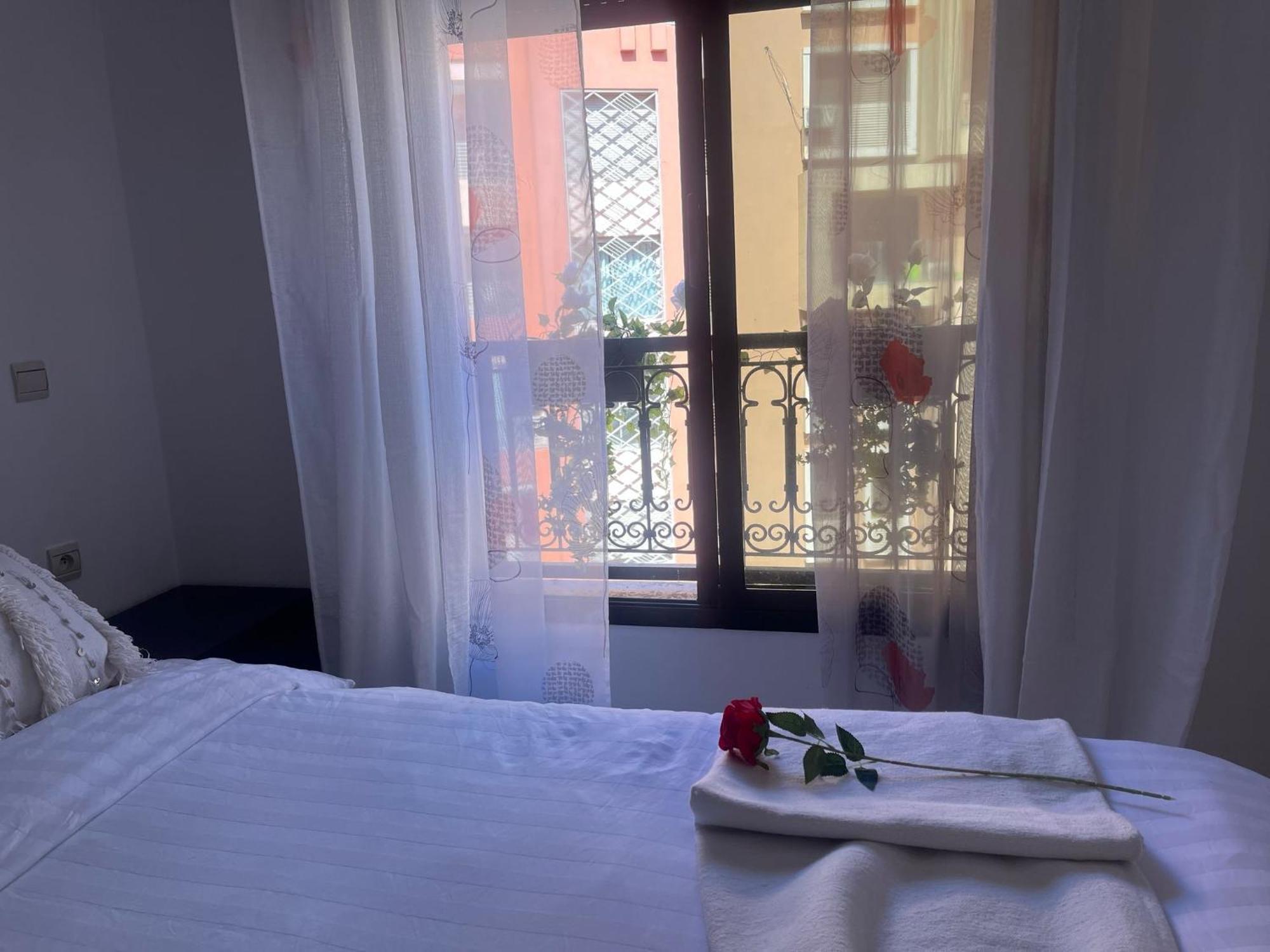 Magnifique Appartement Spacieux Confort Propre Familial 2 Chambres Salon Et Salle A Manger A 20Mn A Pied De Place Jemaa El Fina 4 Piscines Dans Espace De Golf A 12 Mn En Voitures L Entree Est Gratuit Pour La Clientele Ouvert Entre 10H Et 20H Marrakesch Exterior foto