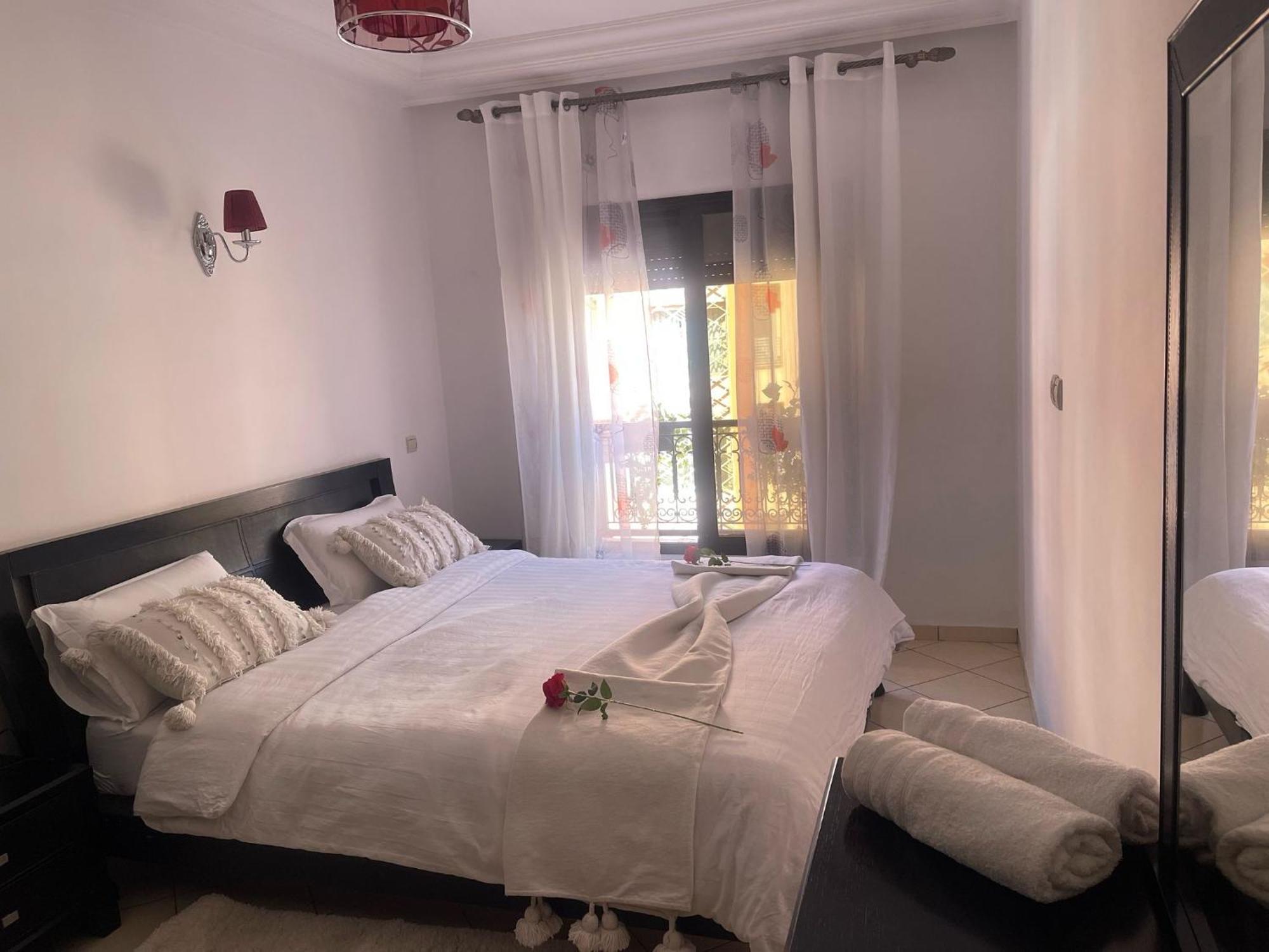 Magnifique Appartement Spacieux Confort Propre Familial 2 Chambres Salon Et Salle A Manger A 20Mn A Pied De Place Jemaa El Fina 4 Piscines Dans Espace De Golf A 12 Mn En Voitures L Entree Est Gratuit Pour La Clientele Ouvert Entre 10H Et 20H Marrakesch Exterior foto